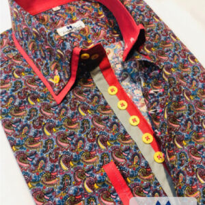Camisa con diseño y detalles rojos 18